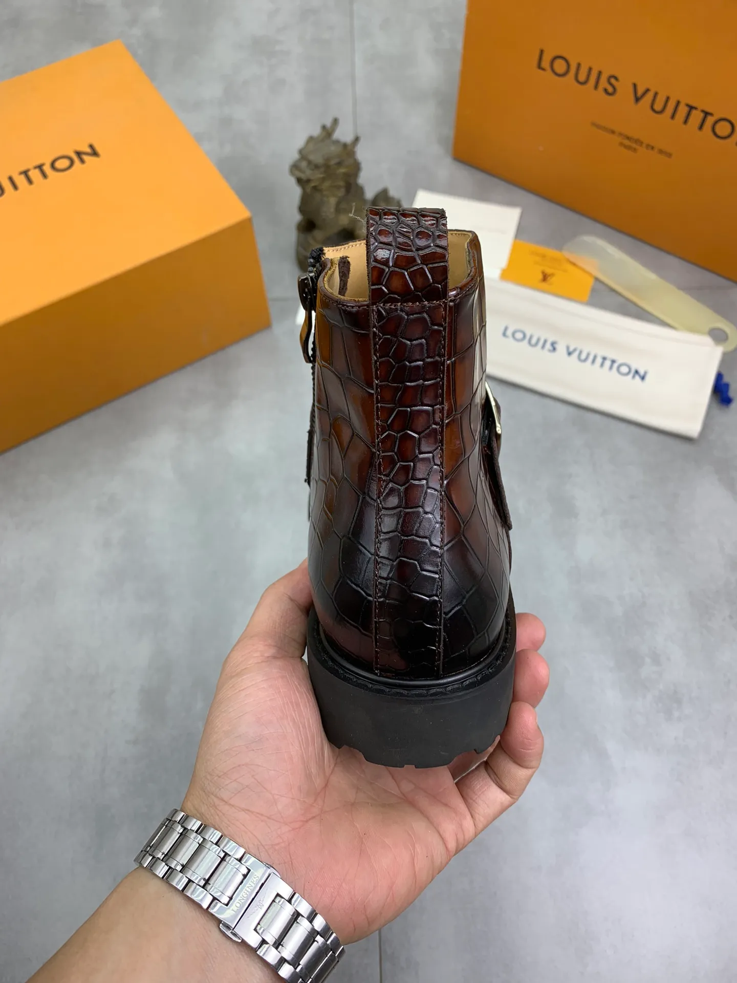 Men's shoes 💰P640 💰【New】🆘Water-dyed cow lining LV Louis Vuitton business high-top leather shoes, made of original imported Italian 🇮🇹 open-edge bead-rubbed open-edge bead cowhide, full cowhide lining, carefully handmade by professional shoemakers, the original version is specially designed for wear-resistant outsole. Standard code: 38-45 3⃣️color🉑️select